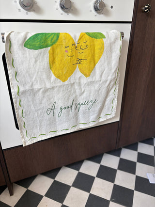 A good squeeze! Lemon linen teatowel